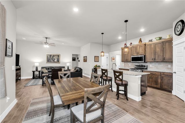 921 S Green Heron Lane, Siloam Springs, AR 72761