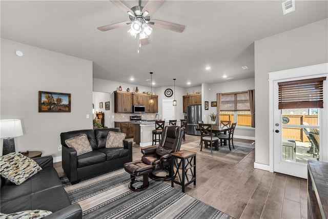 921 S Green Heron Lane, Siloam Springs, AR 72761