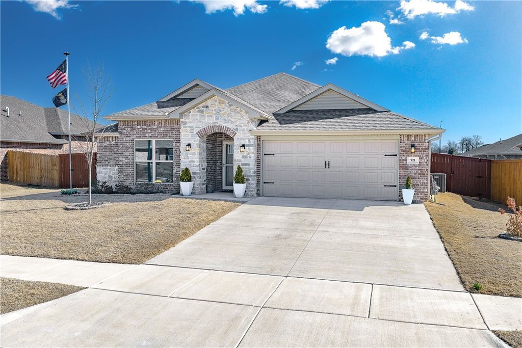 921 S Green Heron Lane, Siloam Springs, AR 72761