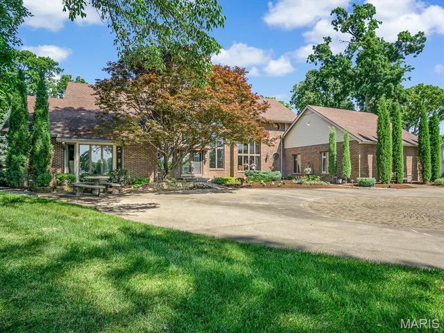 3 COUNTRY CLUB Lane, Edwardsville, IL 62025