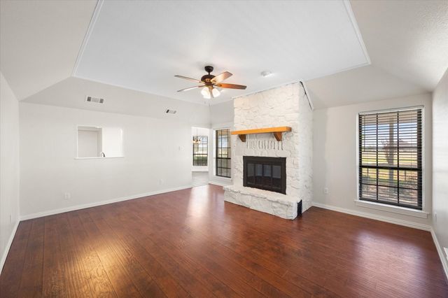 1105 E Highland Road, Oak Leaf, TX 75154