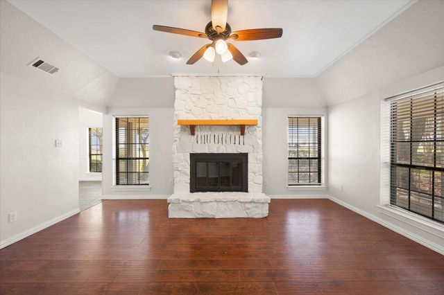 1105 E Highland Road, Oak Leaf, TX 75154