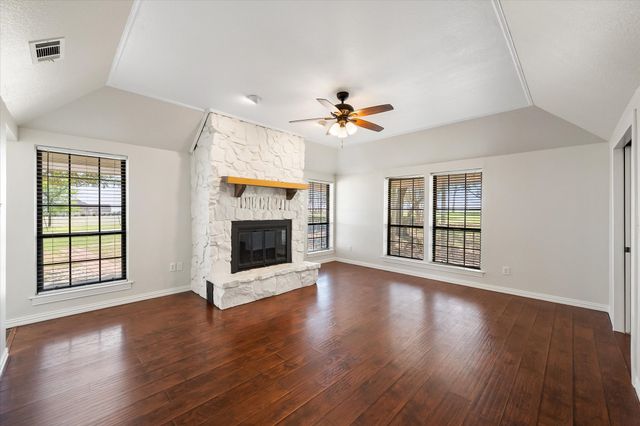1105 E Highland Road, Oak Leaf, TX 75154