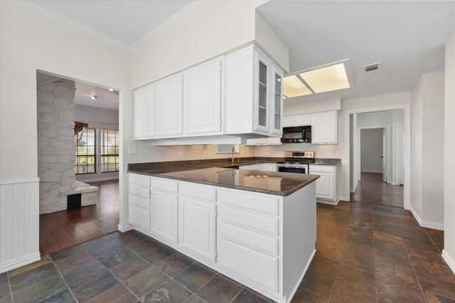1105 E Highland Road, Oak Leaf, TX 75154