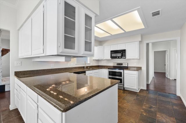 1105 E Highland Road, Oak Leaf, TX 75154