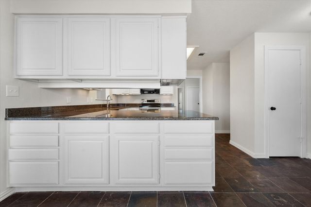 1105 E Highland Road, Oak Leaf, TX 75154