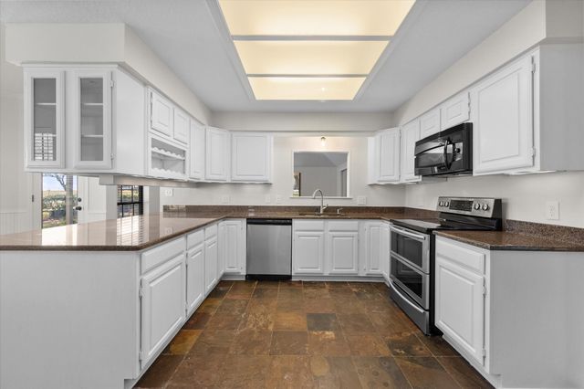 1105 E Highland Road, Oak Leaf, TX 75154