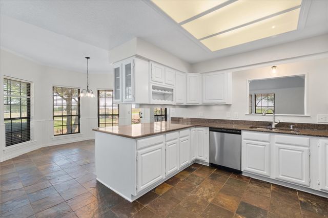 1105 E Highland Road, Oak Leaf, TX 75154