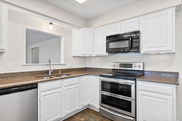 1105 E Highland Road, Oak Leaf, TX 75154