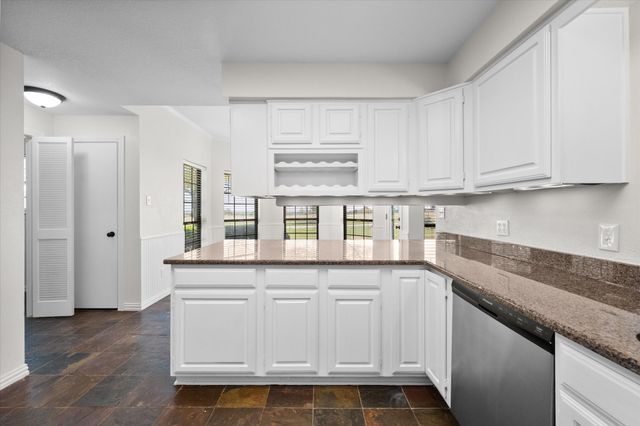 1105 E Highland Road, Oak Leaf, TX 75154