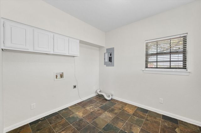 1105 E Highland Road, Oak Leaf, TX 75154