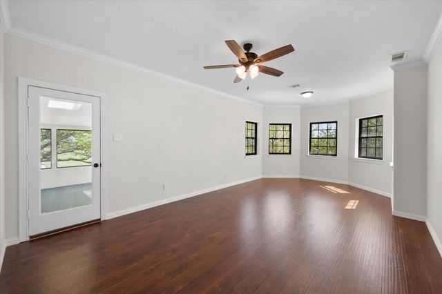 1105 E Highland Road, Oak Leaf, TX 75154