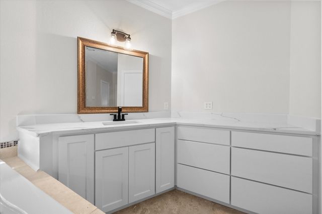 1105 E Highland Road, Oak Leaf, TX 75154