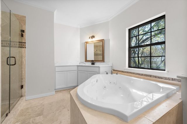 1105 E Highland Road, Oak Leaf, TX 75154