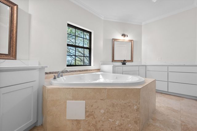 1105 E Highland Road, Oak Leaf, TX 75154