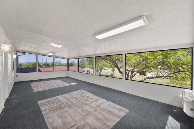 1105 E Highland Road, Oak Leaf, TX 75154