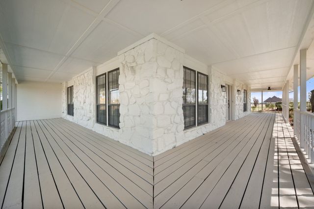 1105 E Highland Road, Oak Leaf, TX 75154