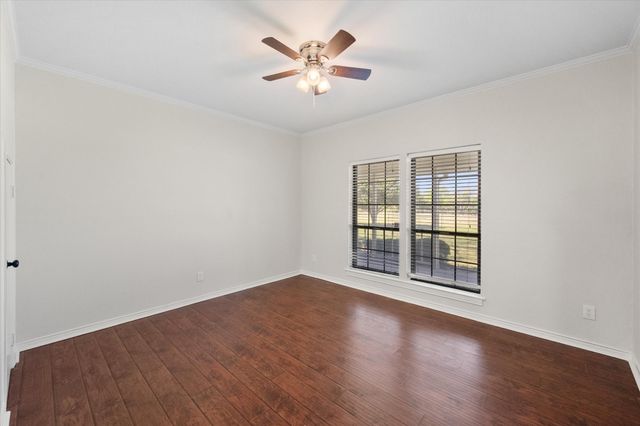 1105 E Highland Road, Oak Leaf, TX 75154