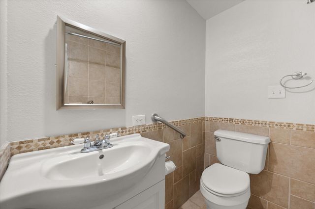 1105 E Highland Road, Oak Leaf, TX 75154