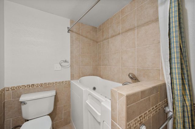 1105 E Highland Road, Oak Leaf, TX 75154