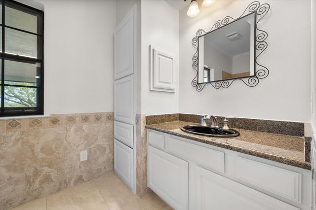 1105 E Highland Road, Oak Leaf, TX 75154