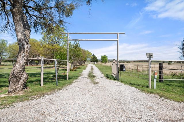 1105 E Highland Road, Oak Leaf, TX 75154