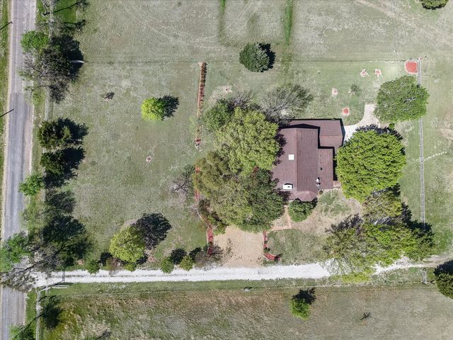 1105 E Highland Road, Oak Leaf, TX 75154