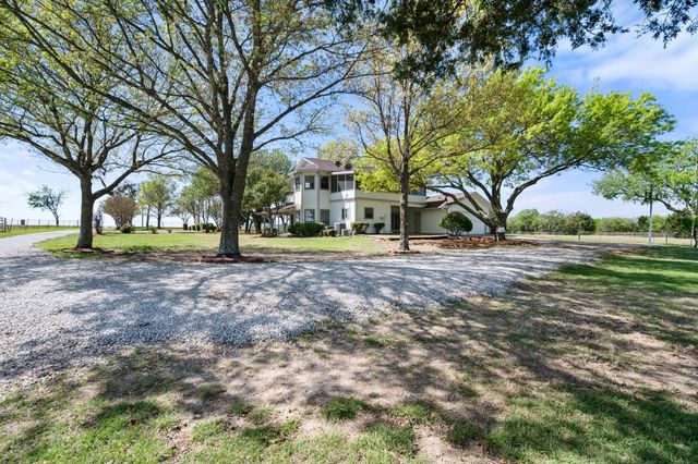 1105 E Highland Road, Oak Leaf, TX 75154