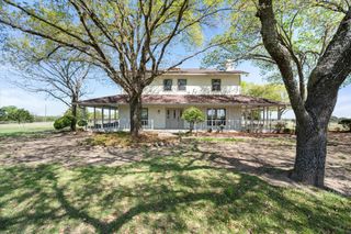 1105 E Highland Road, Oak Leaf, TX 75154