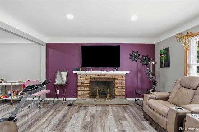 19986 E Doyle Place, Grosse Pointe, MI 48236