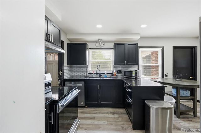 19986 E Doyle Place, Grosse Pointe, MI 48236