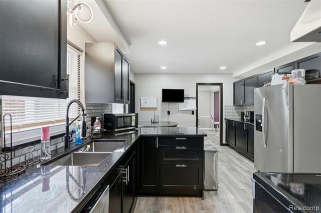 19986 E Doyle Place, Grosse Pointe, MI 48236