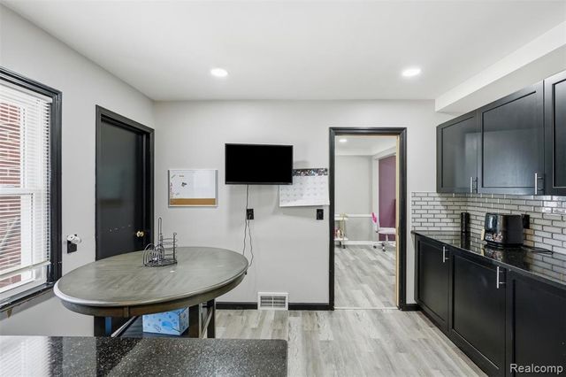 19986 E Doyle Place, Grosse Pointe, MI 48236