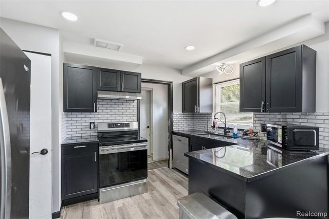 19986 E Doyle Place, Grosse Pointe, MI 48236