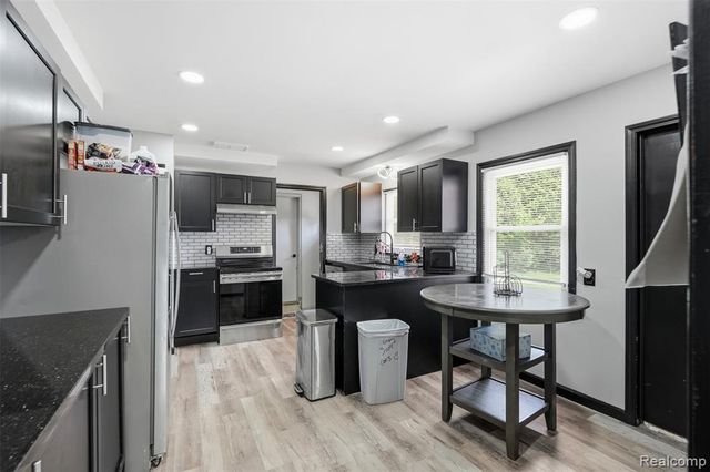 19986 E Doyle Place, Grosse Pointe, MI 48236