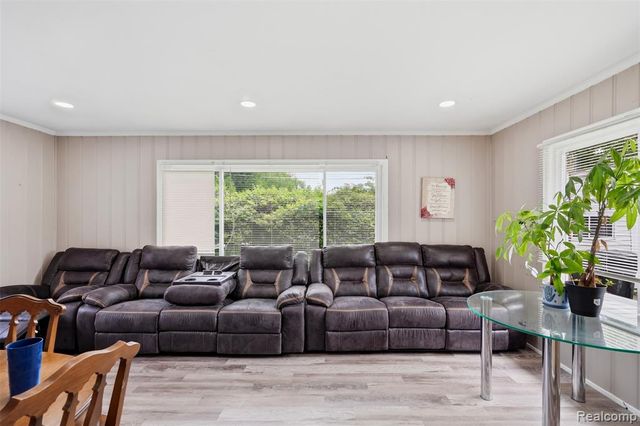 19986 E Doyle Place, Grosse Pointe, MI 48236