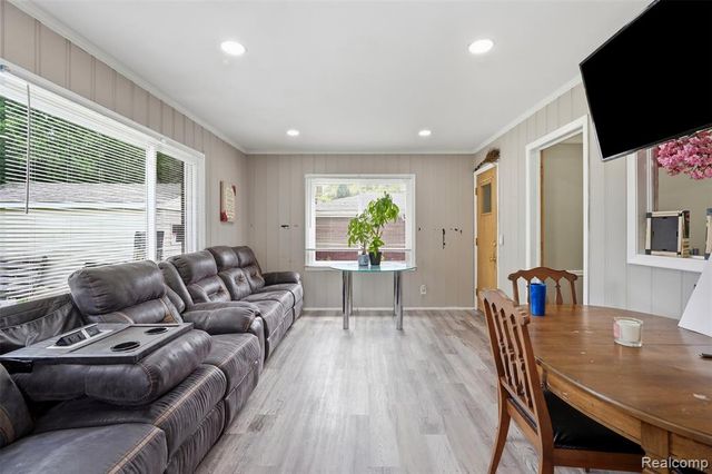 19986 E Doyle Place, Grosse Pointe, MI 48236