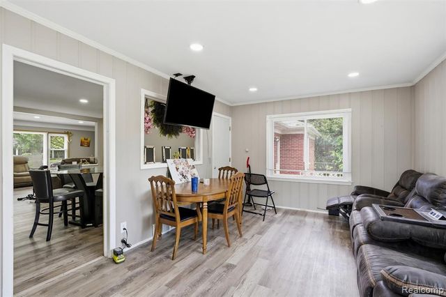 19986 E Doyle Place, Grosse Pointe, MI 48236