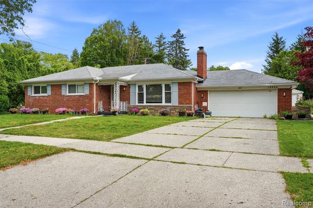 19986 E Doyle Place, Grosse Pointe, MI 48236