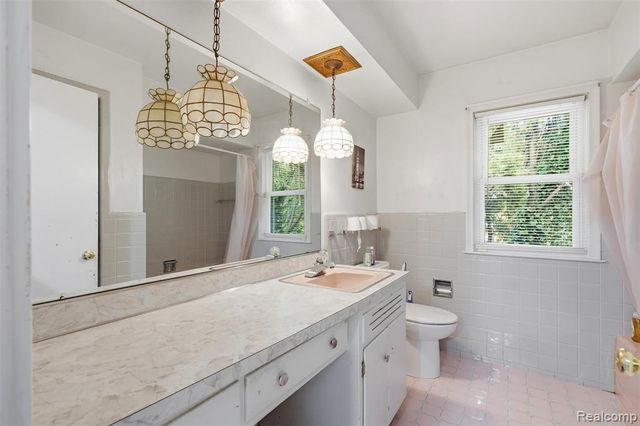 19986 E Doyle Place, Grosse Pointe, MI 48236
