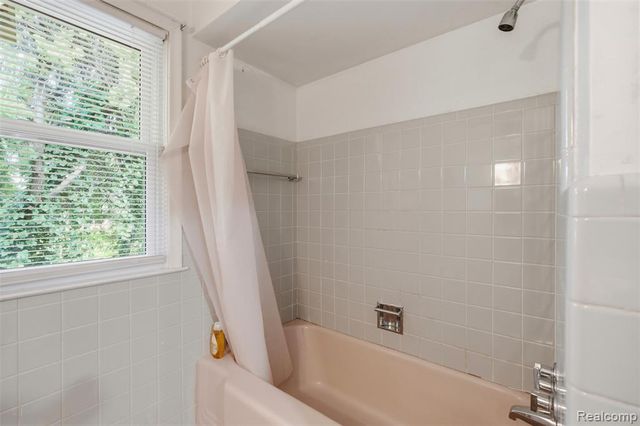 19986 E Doyle Place, Grosse Pointe, MI 48236