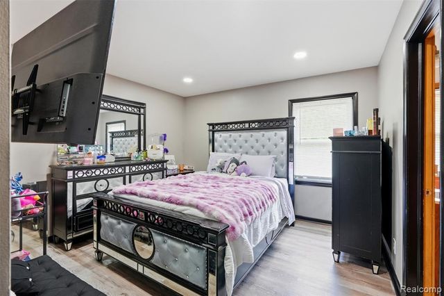 19986 E Doyle Place, Grosse Pointe, MI 48236