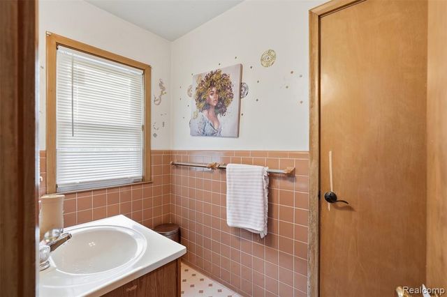 19986 E Doyle Place, Grosse Pointe, MI 48236