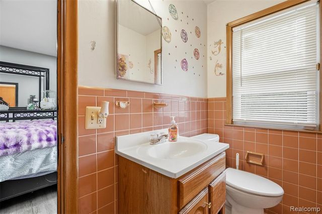19986 E Doyle Place, Grosse Pointe, MI 48236