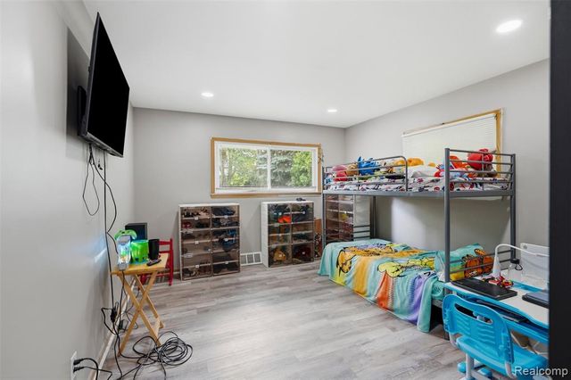 19986 E Doyle Place, Grosse Pointe, MI 48236