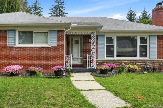 19986 E Doyle Place, Grosse Pointe, MI 48236