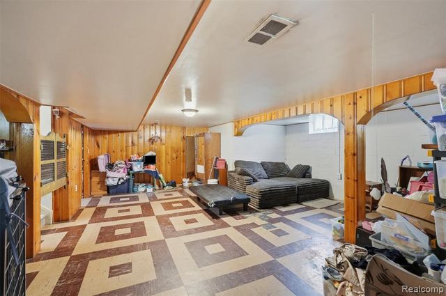 19986 E Doyle Place, Grosse Pointe, MI 48236