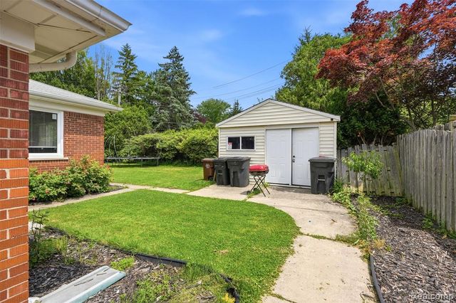 19986 E Doyle Place, Grosse Pointe, MI 48236