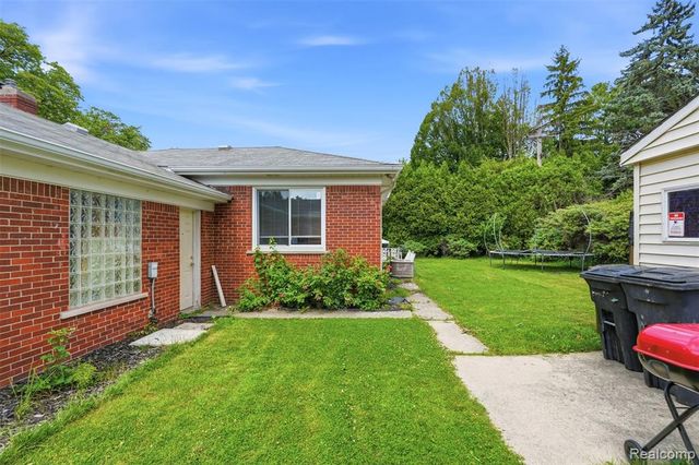 19986 E Doyle Place, Grosse Pointe, MI 48236
