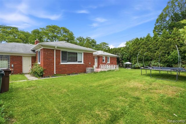 19986 E Doyle Place, Grosse Pointe, MI 48236